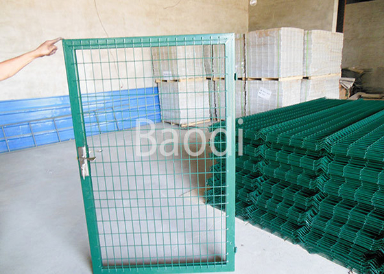 Recinto saldato PVC verde della rete metallica con le installazioni dei portoni facilmente altezza di 2.5m - di 0,4