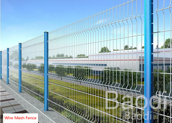 Il triangolo ha piegato il cavo saldato ricoperto PVC che recinta i pannelli con la posta/la polvere d'acciaio ricoperte
