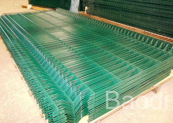 Pannelli d'acciaio saldati del recinto curvi triangolo del cortile, pannelli dello spruzzo del vinile per protezione a macchina
