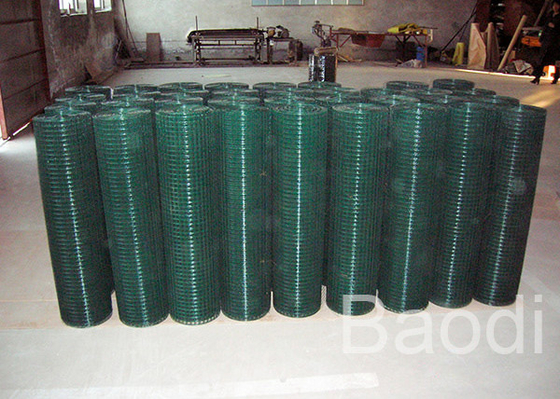 Il giardino quadrato di verde di griglia che recinta il rotolo, PVC ha ricoperto il recinto di filo metallico del pollo una lunghezza di 30 m.