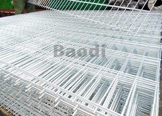 I cavi d'acciaio saldati galvanizzati elettrici dei pannelli reticolari resistono al movimento con il modello quadrato