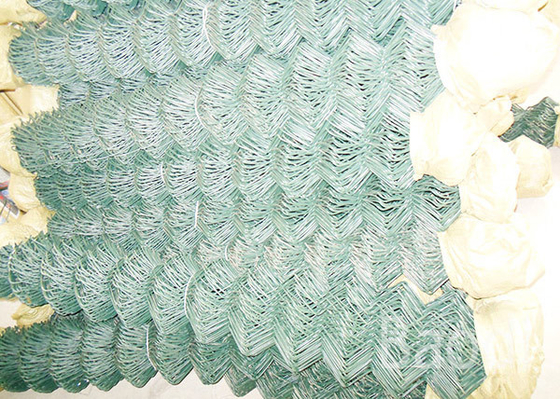Recinti della maglia del collegamento a catena del ciclone di colore verde cavo di 4mm - di 1.5mm imballato in rotolo