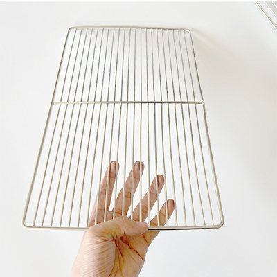 Accessoio BBQ elevato e pratico Elevate la vostra esperienza di grigliatura con la rete di metallo in forma di pannello rettangolare