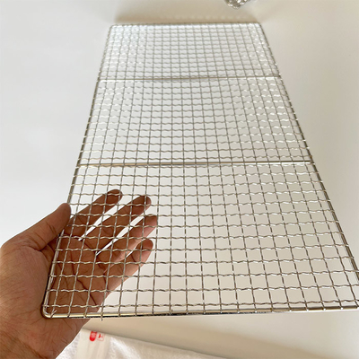 Accessoio BBQ elevato e pratico Elevate la vostra esperienza di grigliatura con la rete di metallo in forma di pannello rettangolare
