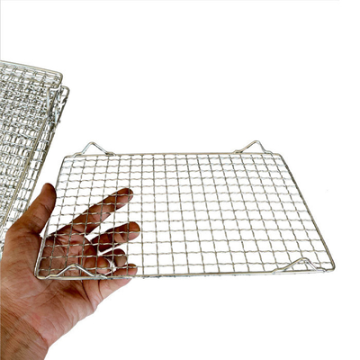 Accessoio BBQ elevato e pratico Elevate la vostra esperienza di grigliatura con la rete di metallo in forma di pannello rettangolare