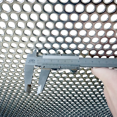 Spessore personalizzabile Opzioni di pannelli in acciaio perforato forte per barriere metalliche di sicurezza a finitura liscia