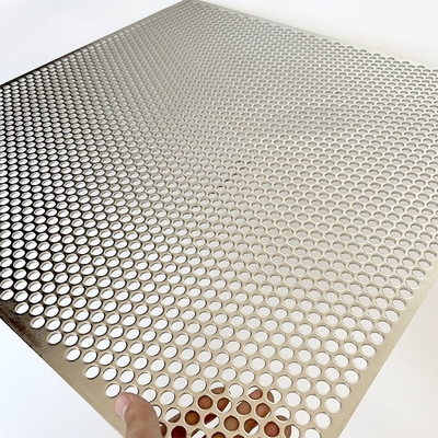 316 Ventilazione in acciaio Perforazione di schermi metallici Piastra perforata per pannelli di rivestimento campione a fessure