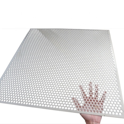 Tecnica perforata per perforare il buco di metallo perfetto per lo schermo da costruzione
