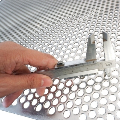 Tecnica perforata per perforare il buco di metallo perfetto per lo schermo da costruzione