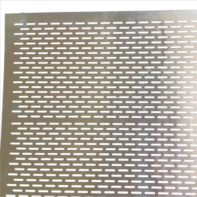 Tecnica perforata per perforare il buco di metallo perfetto per lo schermo da costruzione