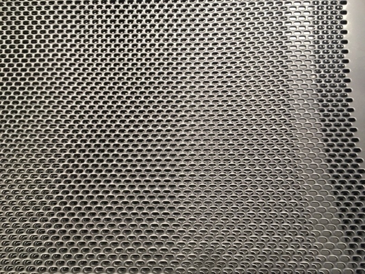 Tecnica perforata per perforare il buco di metallo perfetto per lo schermo da costruzione