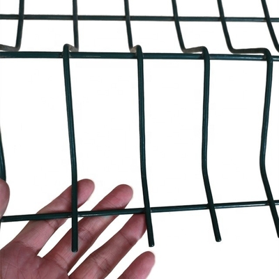 Finitura del telaio rivestito in PVC Pannelli di recinzione 3D Maglia triangolare durevole per giardini moderni e spazi esterni