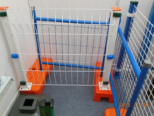 Fence a maglia triangolare curva 3D moderna per paesaggi urbani Finitura del telaio rivestito in PVC e tipo di palo rotondo / quadrato / pesca
